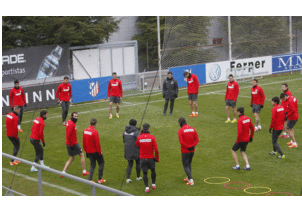 Los jugadores rojiblancos, en un ejercicio físico en el inicio del entrenamiento