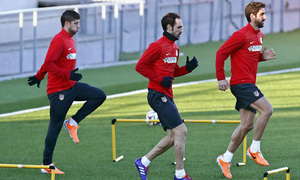 temporada 13/14. Entrenamiento en la Ciudad deportiva de Majadahonda. Juanfran Raúl e Insúa durante el entrenamiento
