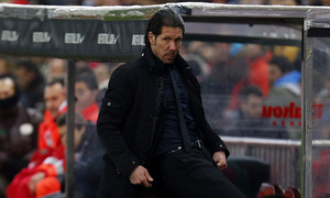 temporada 13/14. Partido Atlético_Real Madrid. Copa del Rey. Simeone con el balón