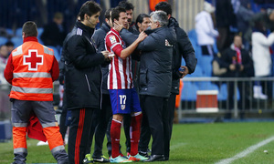 temporada 13/14. Partido Atlético_Real Madrid. Copa del Rey. Manquillo es atendido en la banda