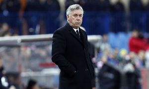 temporada 13/14. Partido Atlético_Real Madrid. Copa del Rey. Ancceloti con el balón