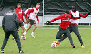 temporada 13/14. Entrenamiento en la Ciudad deportiva de Majadahonda. Atlético B. Mena observa los movimientos de los jugadores