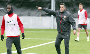 temporada 13/14. Entrenamiento en la Ciudad deportiva de Majadahonda. Atlético B. Mena dirigiendo el entrenamiento