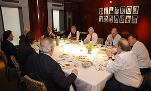 Comida de directivas Vs Rayo