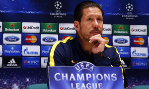 temporada 13/14. Rueda de prensa en el estadio de San Siro. Champions League. Simeone atendiendo a los medios