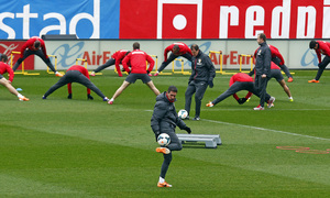 temporada 13/14. Equipo entrenando en el Calderón. Jugadores estirando