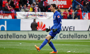 Courtois celebra uno de los goles del equipo en el derbi ante el Real Madrid