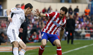 temporada 13/14. Partido Atlético de Madrid Real Madrid. Juanfran luchando un balón