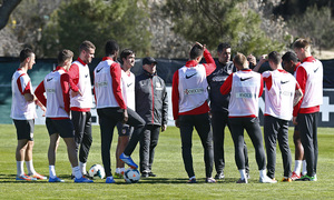 temporada 13/14. Entrenamiento en la Ciudad deportiva de Majadahonda. Atlético B. Mena hablando con el equipo