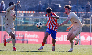 Dani Muñoz se intenta marchar de un rival