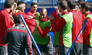temporada 13/14. Entrenamiento en el estadio Vicente Calderón. Champions League. Pasillo a Miranda