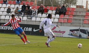 Vicente dispara anotando el gol del empate del Atlético B frente al Real Madrid C