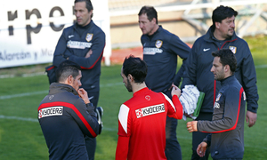 Temporada 13/14. Entrenamiento en la Ciudad Deportiva de Majadahonda. Juanfran dialoga con Simeone.