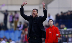 temporada 13/14. Partido Atlético de Madrid-Espanyol. Simeone haciendo gestos en la banda