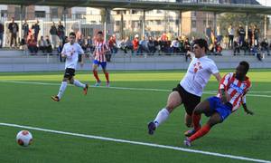 Kofi, autor de los dos goles del triunfo ante el Carabanchel, remata a portería en uno de los goles