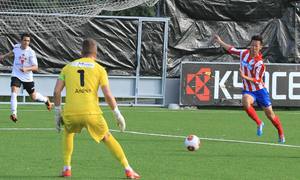 Xu Xin encara al meta del Carabanchel, Andrés, en un momento del partido en el que el Atlético C volvió a ganar