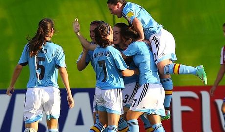 Temporada 2013-2014. Bea Beltrán celebra el gol con la Sub-17