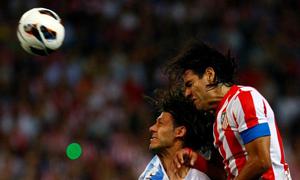 Falcao pelea un balón con Demichelis ante el Málaga