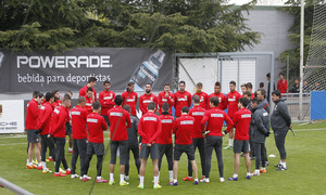 La plantilla rojiblanca escucha las indicaciones del preparador físico, Oscar Ortega, sobre el entrenamiento