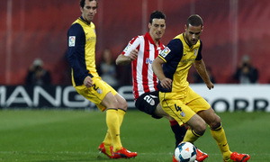 Temporada 13/14 Liga BBVA Athletic - Atlético de Madrid. Mario controla el balón.