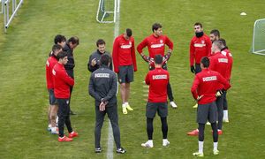 Temporada 13/14. Entrenamiento. Los jugadores escuchan al preparador físico.
