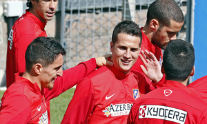 Temporada 13/14. Entrenamiento en la Ciudad Deportiva de Majadahonda. Manquillo, rodeado por parte de sus compañeros.