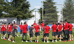 temporada 13/14. Entrenamiento en la Ciudad deportiva de Majadahonda. Jugadores escuchando las órdenes del profe Ortega