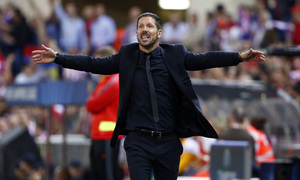 temporada 13/14. Partido Atlético de Madrid- Barcelona de Champions. jugadores saludando a la grada