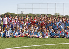 Temporada 13/14. Koke y Juanfran con los niños del campus de Semana Santa