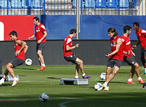 temporada 13/14. Entrenamiento en el estadio Vicente Calderón. Jugadores realizando ejercicios con balón
