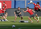 temporada 13/14. Entrenamiento en el estadio Vicente Calderón. Jugadores realizando ejercicios con balón