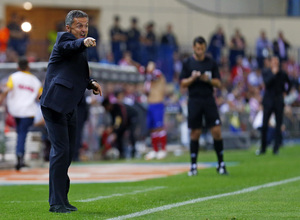 temporada 13/14. Partido Atlético de Madrid- Elche. Escribá dando órdenes en la banda