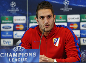 temporada 13/14. Rueda de prensa de Champions. Koke atendiendo a los medios