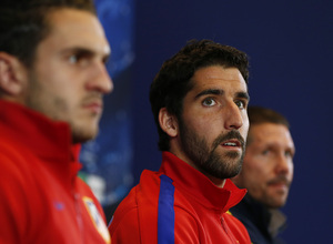 temporada 13/14. Rueda de prensa de Champions. Koke Raúl García y Simeone atendiendo a los medios