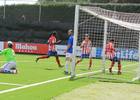 Los jugadores rojiblancos recogen el balón de la red del Aranjuez tras marcar Keita el empate a dos