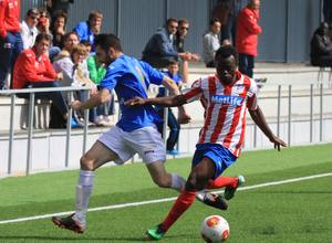 Kofi, autor del gol del triunfo ante el Aranjuez, se lleva el esférico ante un jugador ribereño