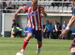 Samuel encara a un rival en las inmediaciones del área del Huesca