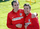 temporada 13/14. Entrenamiento en la Ciudad deportiva de Majadahonda. Godín y Gabi bromendo durante el entrenamiento