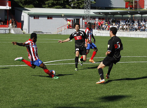 Temporada 13/14. Kofi, del Atlético C golpea a puerta. FOTO: Arturo Saiz
