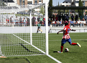 Temporada 13/14. Pato marca a puerta vacía para el Atlético de Madrid C. Foto Arturo Saiz