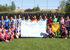 Temporada 2013-2014. Las jugadoras del Féminas y Cajasol posan juntas con la pancarta de ánimo a Rocío Vega