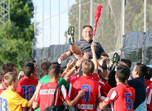 Temporada 13/14. El Cadete A mantea a Paco Saéz después de ser campeones FOTO: Arturo Saiz. 
