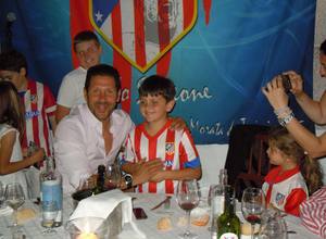 Simeone, en un momento de la cena aniversario de la peña que lleva su nombre en Morata de Tajuña, con un joven peñista