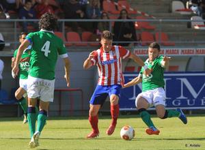 Dani Aquino se lleva el esférico ante un jugador del Caudal durante el partido por la permanencia