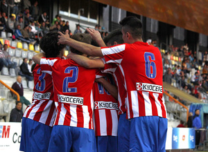 Los jugadores rojiblancos celebran el gol de Juan Moreno de penalti ante Boca Juniors