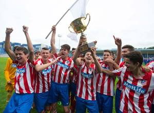 Los jugadores del Atlético de Madrid levantan la copa de campeones del torneo organizado por el Zenit de San Petersburgo