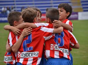 Los jugadores rojiblancos celebran uno de los goles conseguidos ante el Granada en el Torneo Alevín que se juega en Perú