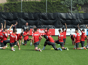Los jugadores del Atlético Madrileño Cadete realizan estiramientos antes de iniciar el entrenamiento
