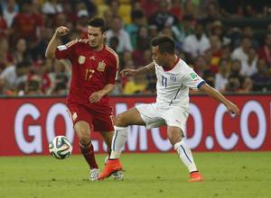 Koke lucha con el jugador chileno Vargas en un momento del partido del Mundial disputado en el estadio Maracaná