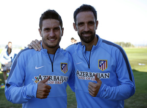 Juanfran y Koke, sonrientes tras incorporarse a la disciplina del equipo tras disputar el Mundial con España